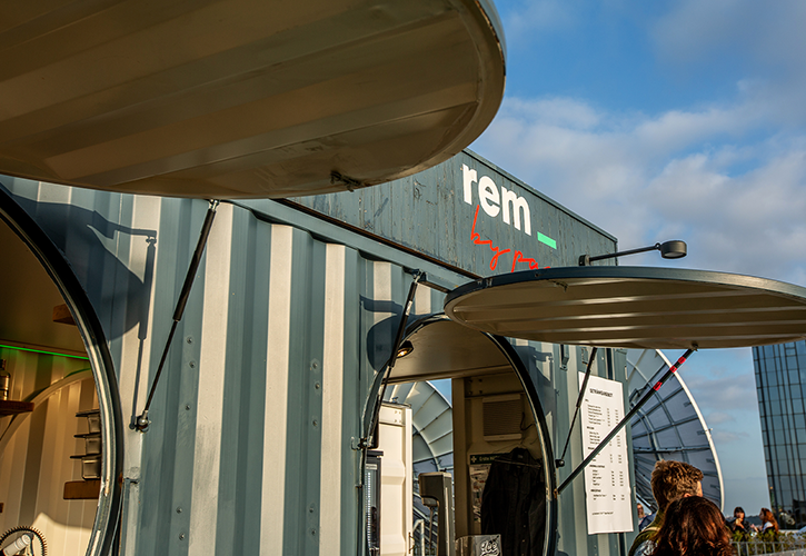 geöffneter Container in der REM
