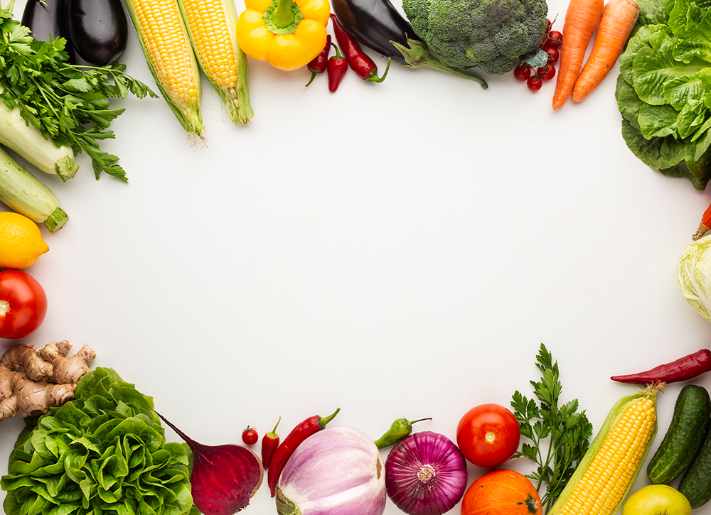 Eine Vielzahl von frischem Gemüse, darunter Mais, Karotten, Auberginen, Tomaten, Salat, Zwiebeln und Paprika, angeordnet in einem Rahmen um einen leeren weißen Mittelpunkt.