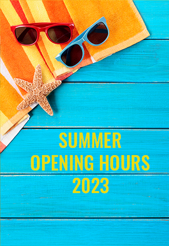 Eine helle Sommerszene mit Sonnenbrille, einem Seestern und einem gestreiften Handtuch auf blauen Holzplatten. Der gelbe Text lautet Sommeröffnungszeiten 2023.