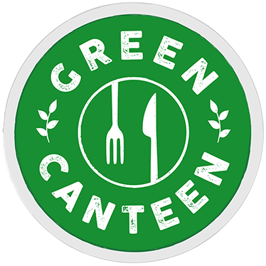 Ein grünes, kreisförmiges Logo mit der Aufschrift Green Canteen. Im Inneren des Kreises befinden sich eine weiße Gabel und ein weißes Messer, die durch eine Linie getrennt sind, mit zwei kleinen blattartigen Zweigen auf beiden Seiten.
