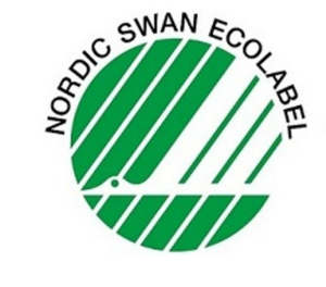 Grünes und weißes Logo des Umweltzeichens für den Nordischen Schwan, das einen stilisierten Schwan in einem kreisförmigen Design mit dem Text NORDIC SWAN ECOLABEL zeigt, der oben herum geschwungen ist.