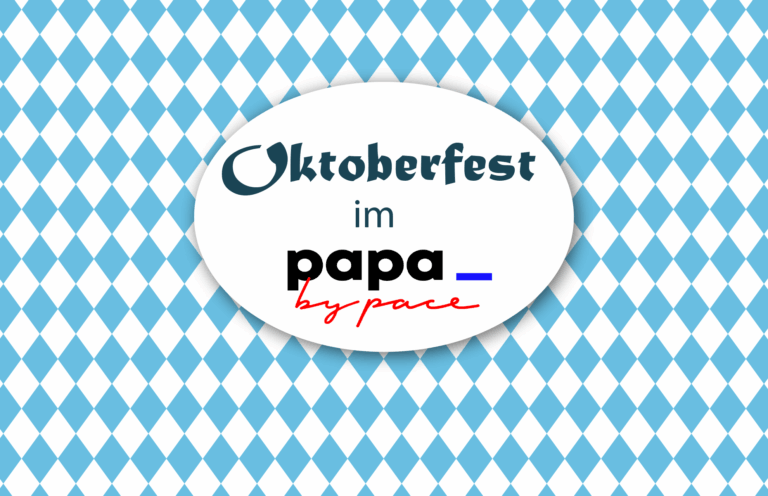 Der Text "Oktoberfest im PAPA_by pace" steht auf einem weißen Oval auf blau-weißem, rautenförmigem Hintergrund und erinnert an ein klassisches bayerisches Oktoberfest mit dem festlichen Geist von PAPA.