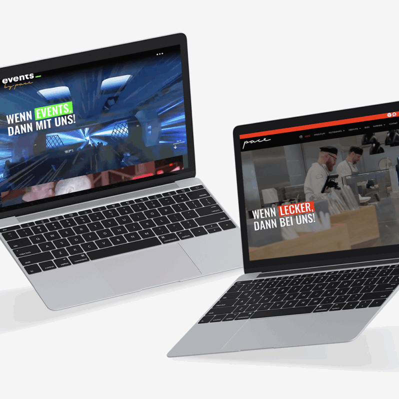 Zwei Laptops zeigen verschiedene deutschsprachige Websites an. Der linke Bildschirm zeigt eine Veranstaltungsseite mit hellen Lichtern und der rechte Bildschirm zeigt Köche in einer Küche, wobei das Wort LECKER in Orange hervorgehoben ist.