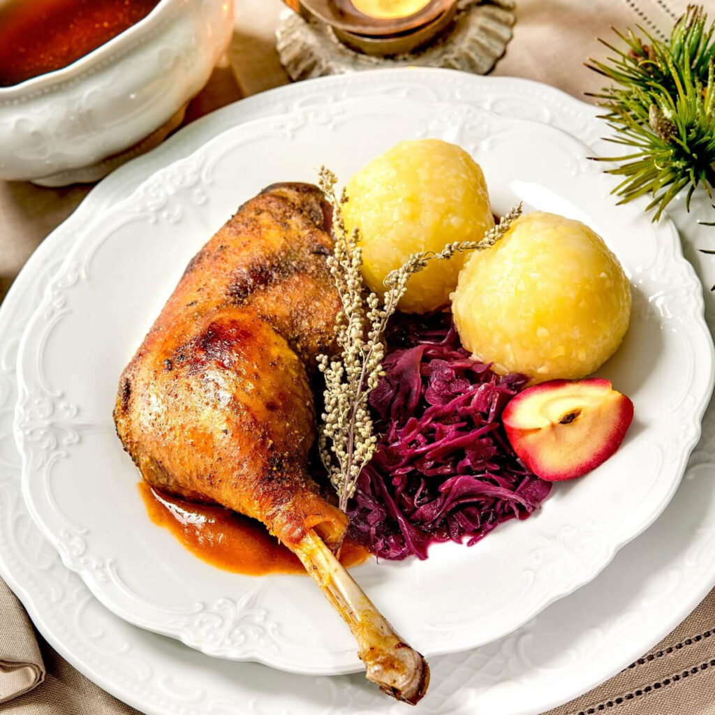 Gans mit Rotkohl und Klössen