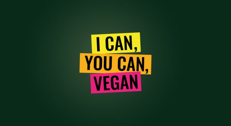 Der Text lautet I CAN, YOU CAN, VEGAN in fetten schwarzen Buchstaben auf gelben, orangefarbenen und rosafarbenen Rechtecken, zentriert auf einem dunkelgrünen Hintergrund - die perfekte Inspiration für Veganuary 2026.