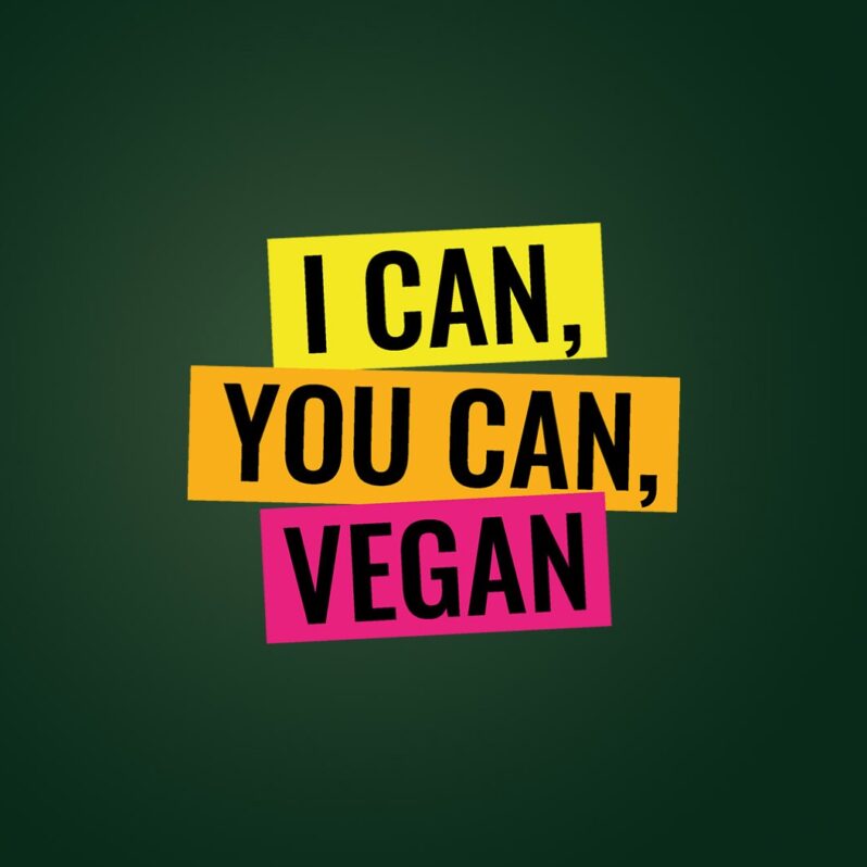 Der Text lautet I CAN, YOU CAN, VEGAN in fetten schwarzen Buchstaben auf gelben, orangefarbenen und rosafarbenen Rechtecken, zentriert auf einem dunkelgrünen Hintergrund - die perfekte Inspiration für Veganuary 2026.