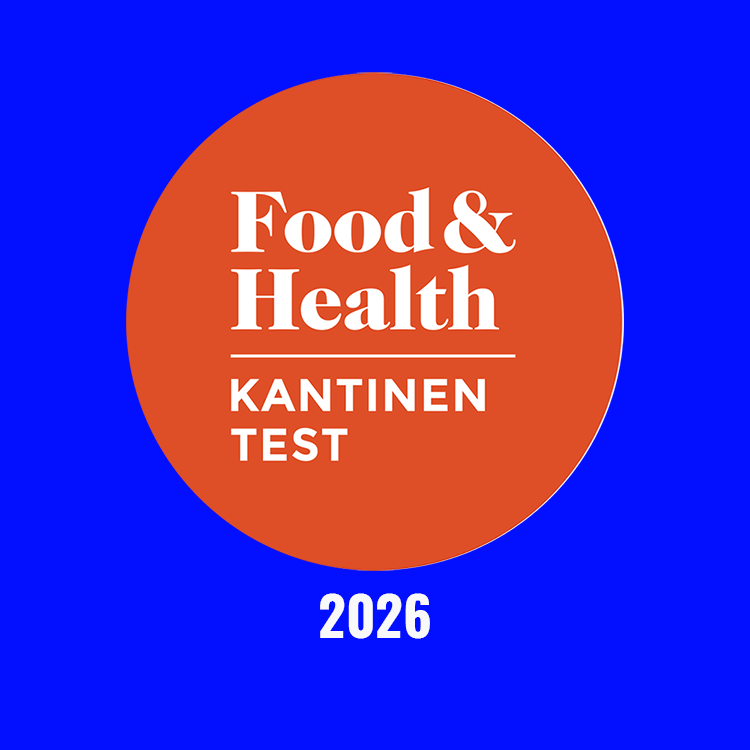 Ein großer orangefarbener Kreis mit weißer Schrift mit der Aufschrift Food & Health Kantinentest PACE ist auf blauem Hintergrund zentriert. Unterhalb des Kreises steht in weißer Schrift das Jahr 2026.