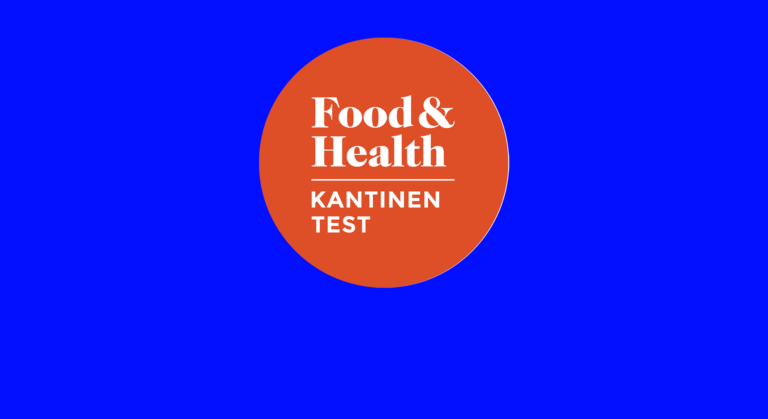 Großer rot-orangefarbener Kreis mit den Wörtern Food & Health und Food & Health Kantinentest in weißer Schrift, zentriert auf einem kräftigen hellblauen Hintergrund, der den PACE-Standard für die Bewertung der Qualität von 5-Sterne-Kantinen hervorhebt.