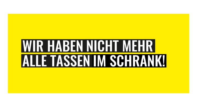 Gelber Hintergrund mit fettem schwarz-weißem Text in Deutsch: Wir haben nicht mehr alle Tassen im Schrank! Ein lustiger Spruch, perfekt für Fans witziger Tassen und chaotischer Schränke.