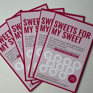 Fünf rosa Bonuskarten mit dem Titel „Sweets For My Sweet“ bieten nach dem Sammeln von Stempeln ein kostenloses Stück Kuchen an. Der deutsche Text enthält Cupcake-Symbole und weist darauf hin, dass das Angebot bis zum 31.12.2027 gültig ist – perfekt, um dein Lieblingsprodukt zu probieren!.