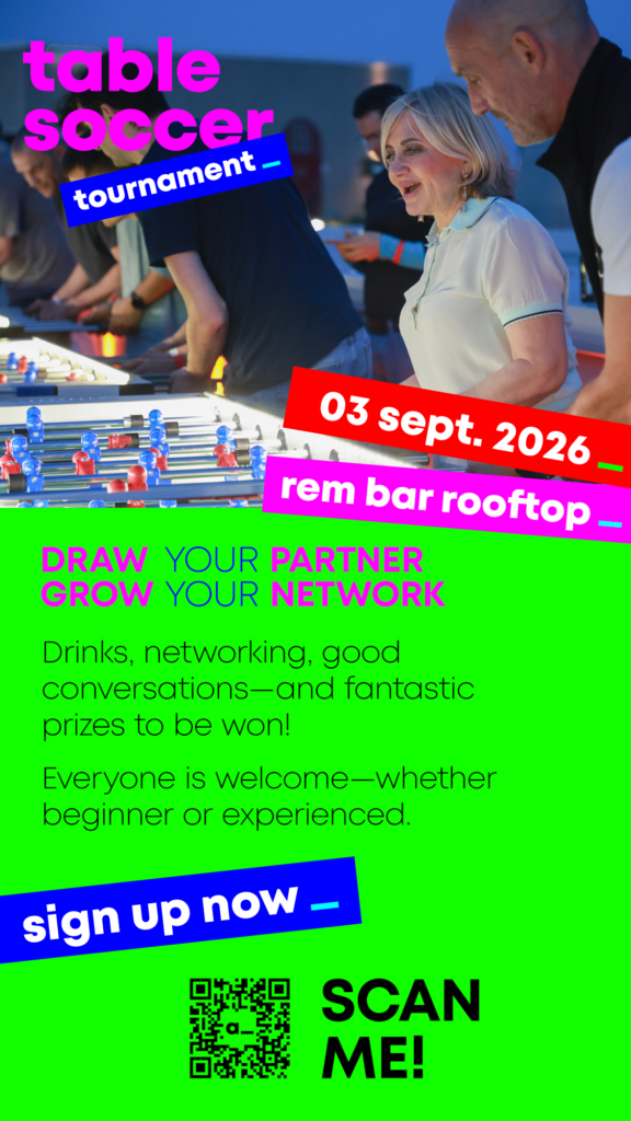 Farbenfrohes Plakat für das „Saison-Endspurt“-Tischfußballturnier am 3. September 2026 in der REM Bar Rooftop. Enthält Veranstaltungsdetails, einen Aufruf zur Anmeldung und einen QR-Code. Im Hintergrund spielen Menschen Tischfußball, was die Spannung des großen Finales zum Saisonende einfängt.