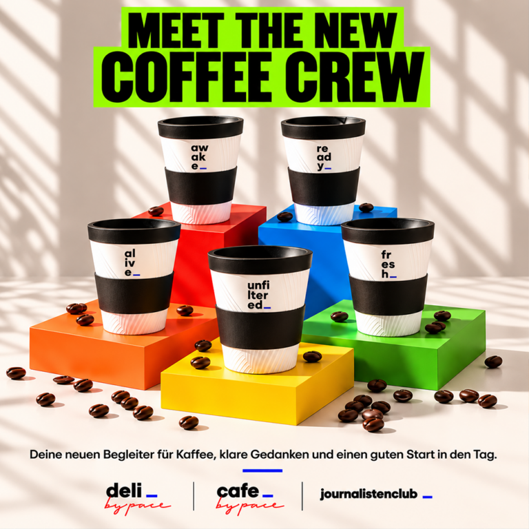 Fünf wiederverwendbare Kaffeebecher mit den Aufschriften awake, ready, alive, unfiltered und fresh, präsentiert auf bunten Sockeln für Kaffeeliebhaber, darüber der Schriftzug Meet the New Coffee Crew und darunter die Markenlogos.