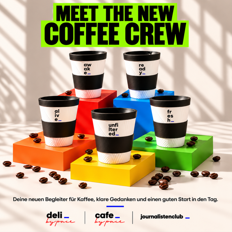 Fünf wiederverwendbare Kaffeebecher mit den Aufschriften awake, ready, alive, unfiltered und fresh, präsentiert auf bunten Sockeln für Kaffeeliebhaber, darüber der Schriftzug Meet the New Coffee Crew und darunter die Markenlogos.